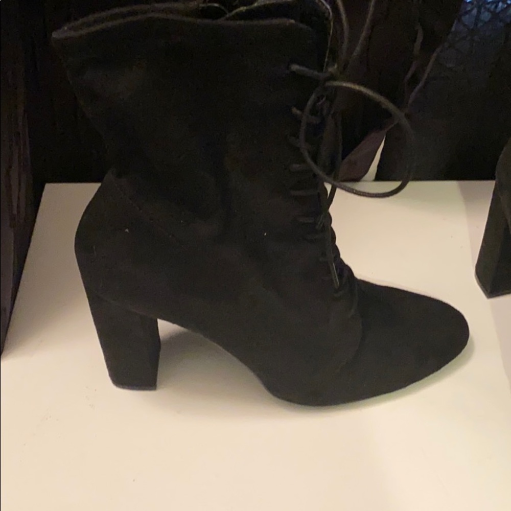 Tie up heeled boot